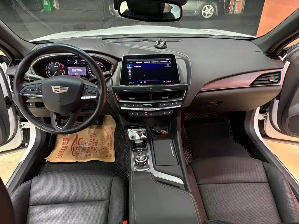Cadillac CT5 — фото 8