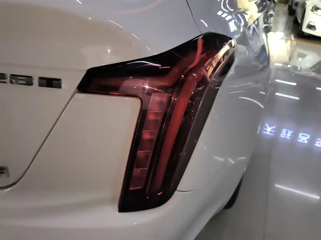 Cadillac CT5 — фото 8