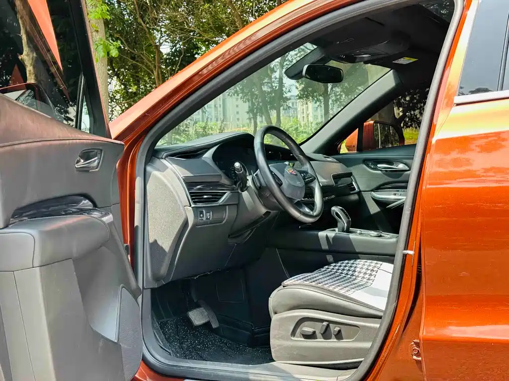 Cadillac XT4 — фото 6