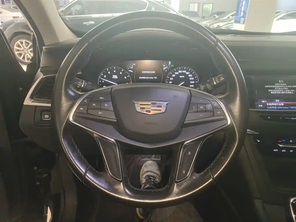 Cadillac XT5 — фото 11