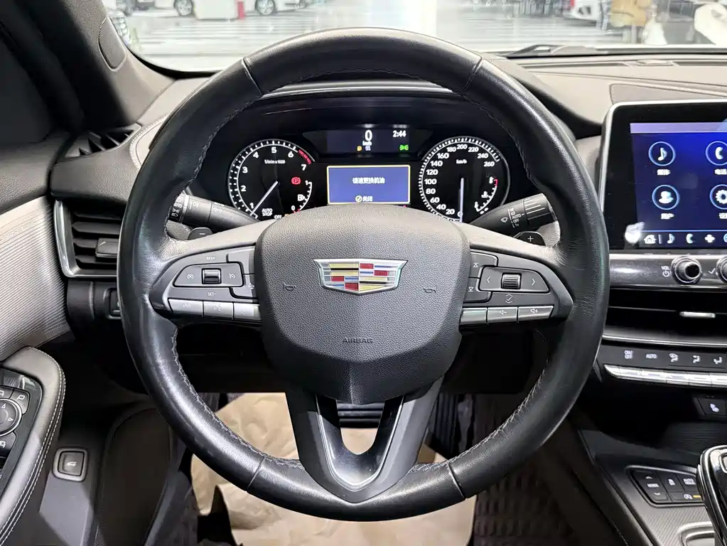 Cadillac CT5 — фото 9