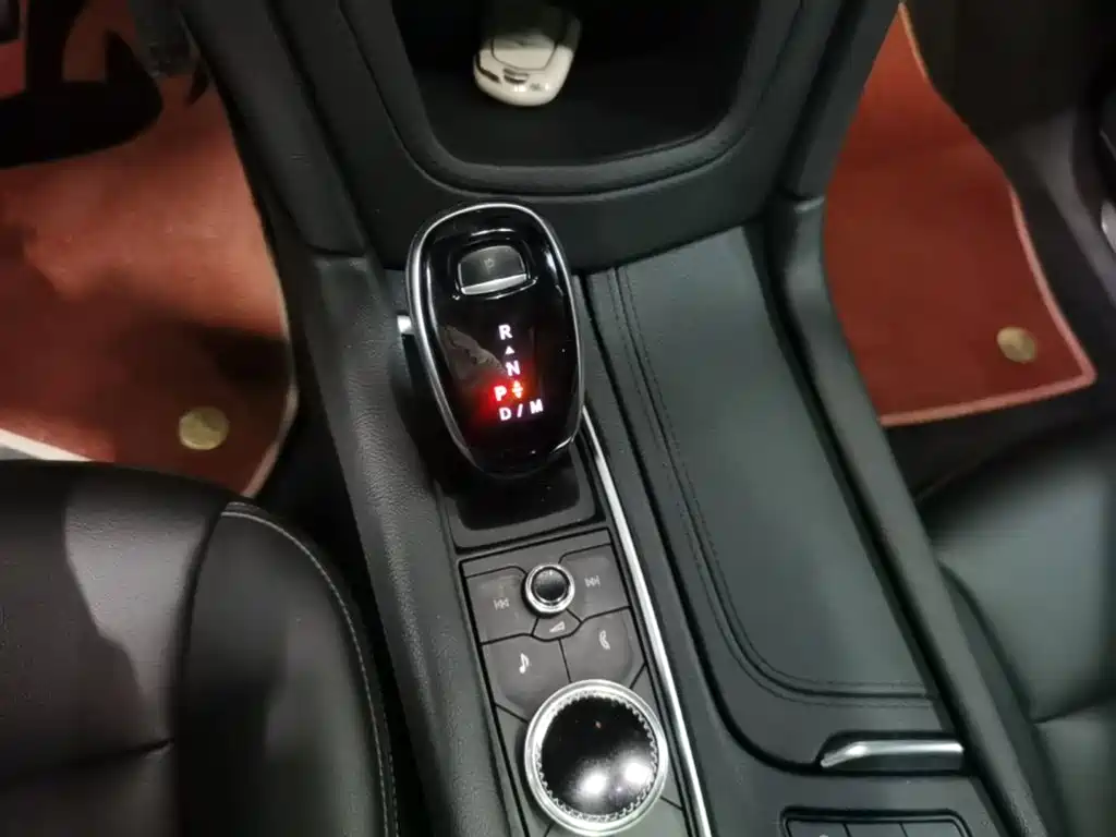 Cadillac XT5 — фото 14