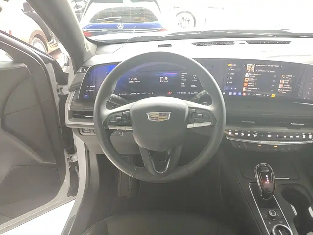 Cadillac XT4 — фото 11