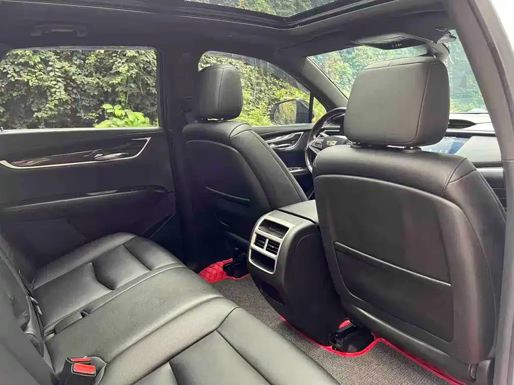 Cadillac XT5 — фото 11