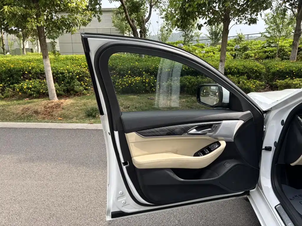 Cadillac CT5 — фото 20