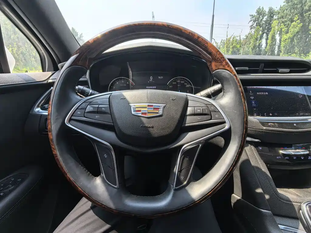 Cadillac XT5 — фото 10