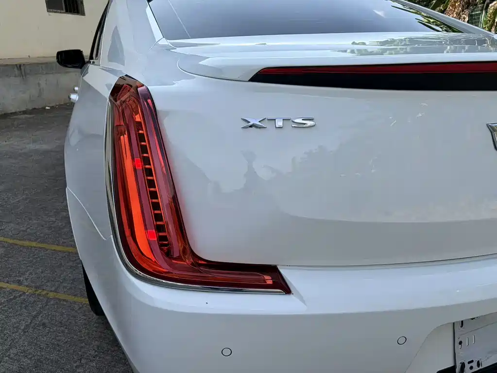 Cadillac XTS — фото 11
