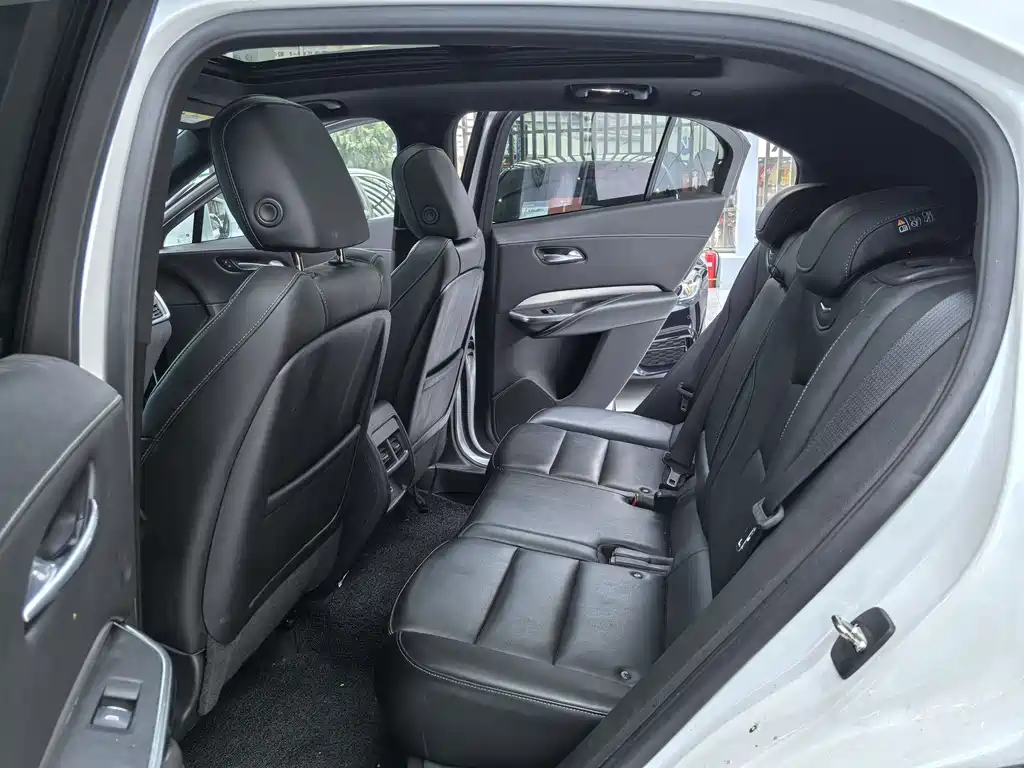 Cadillac XT4 — фото 11