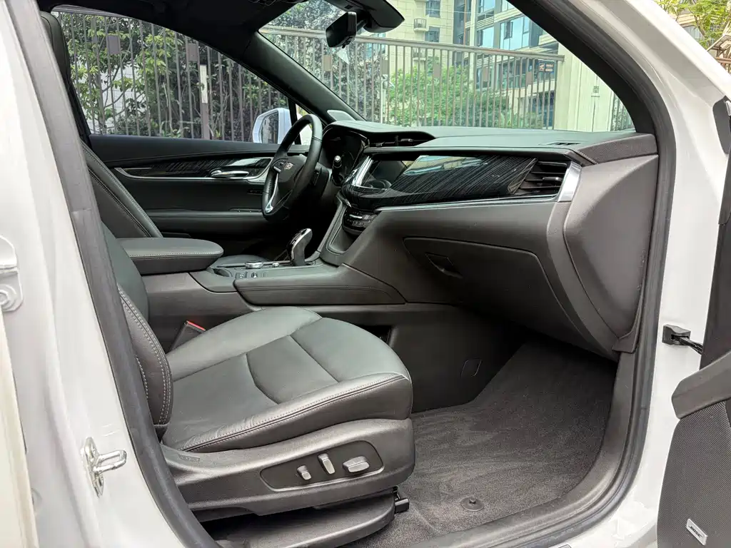 Cadillac XT6 — фото 14