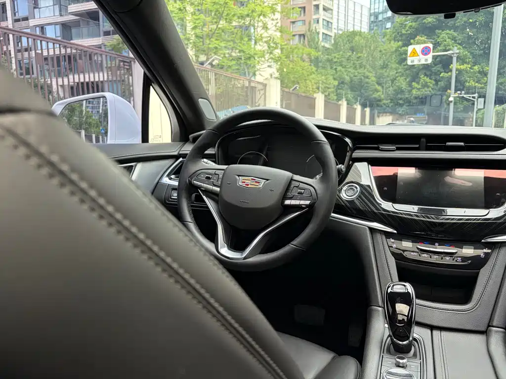 Cadillac XT6 — фото 21