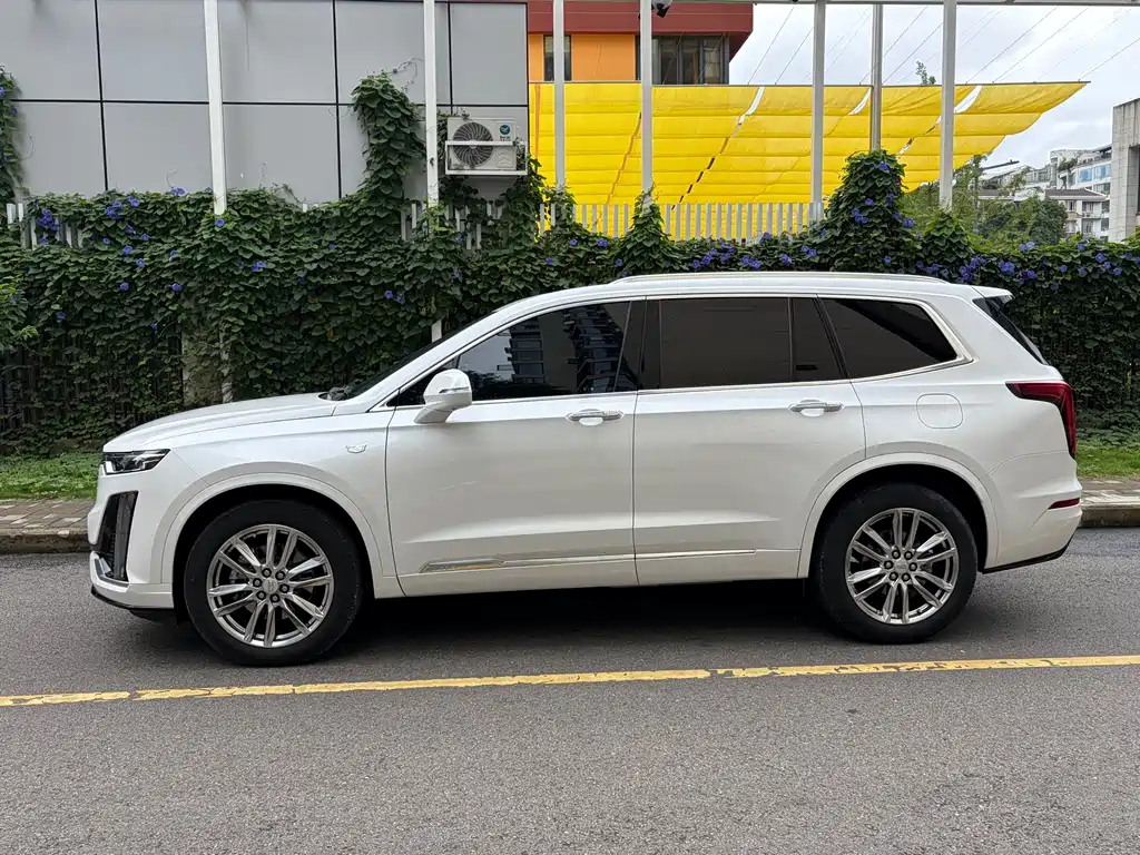 Cadillac XT6 — фото 10