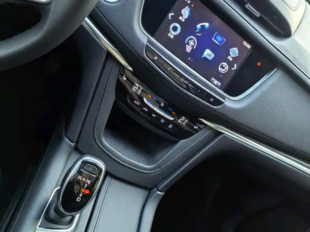 Cadillac XT5 — фото 15