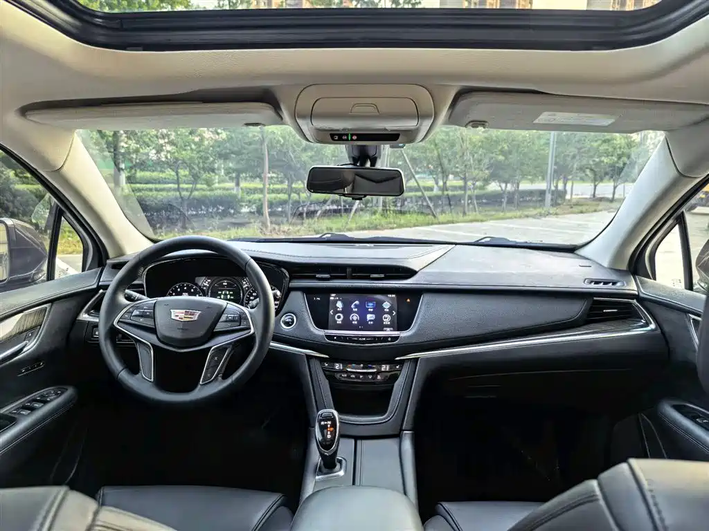 Cadillac XT5 — фото 10