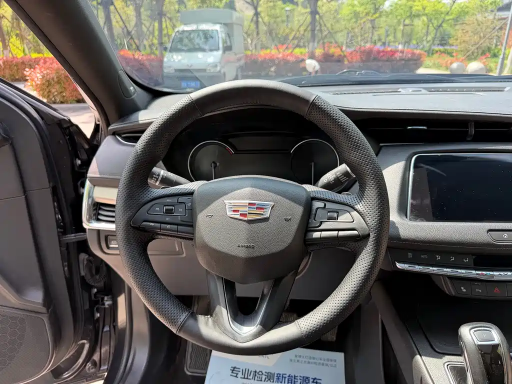 Cadillac XT4 — фото 13