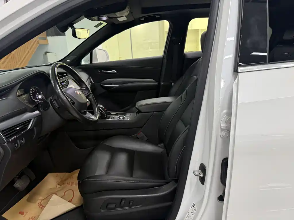 Cadillac XT4 — фото 11