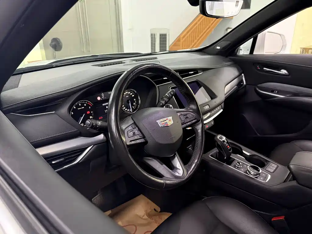 Cadillac XT4 — фото 10