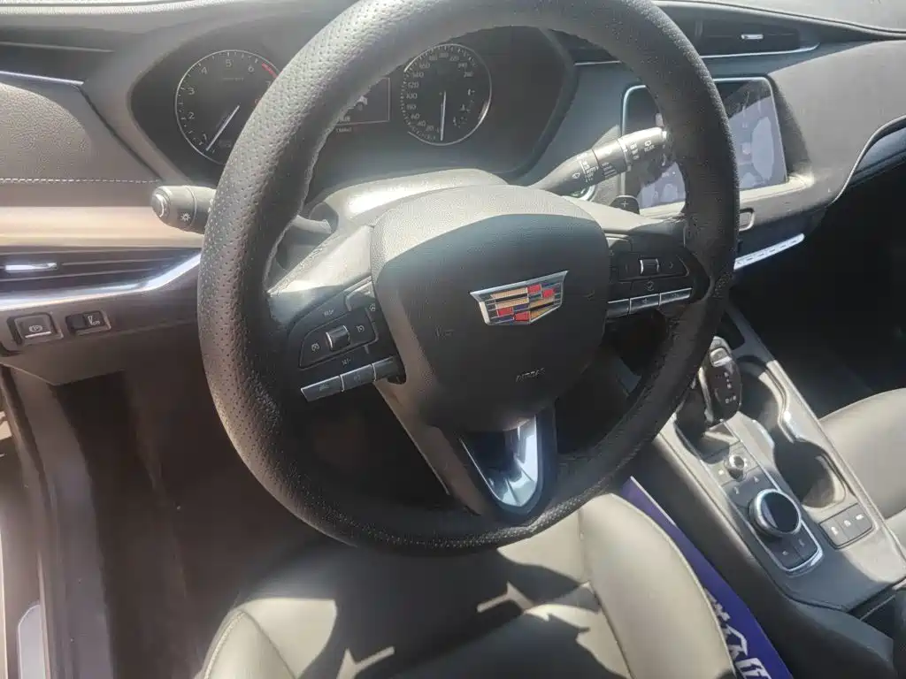 Cadillac XT4 — фото 11