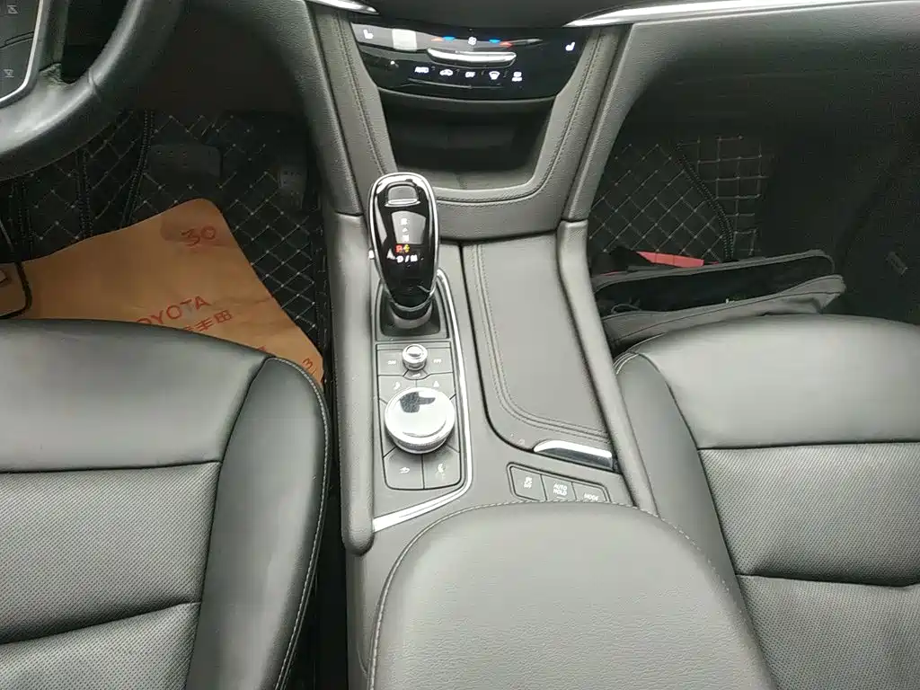 Cadillac XT5 — фото 10