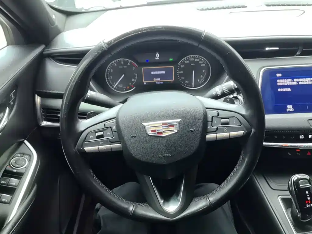 Cadillac XT4 — фото 11