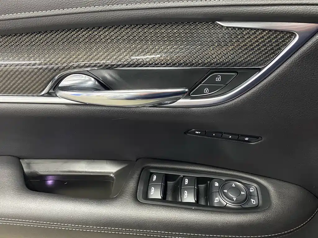 Cadillac XT5 — фото 18