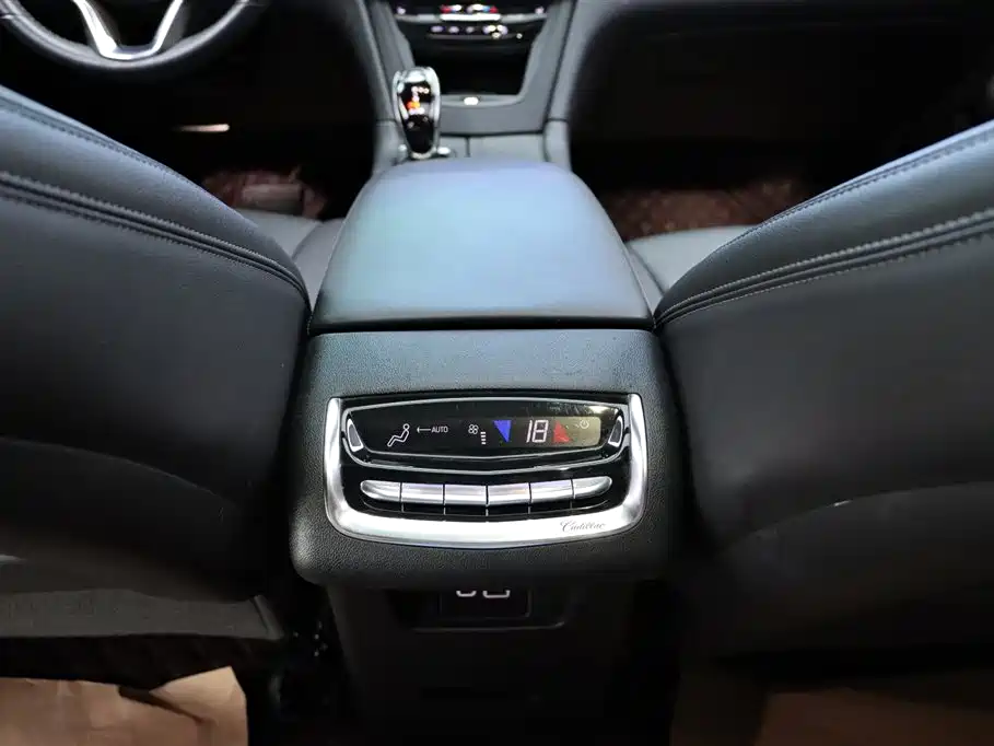 Cadillac XT6 — фото 16