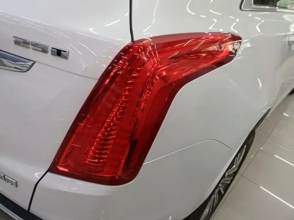 Cadillac XT5 — фото 8