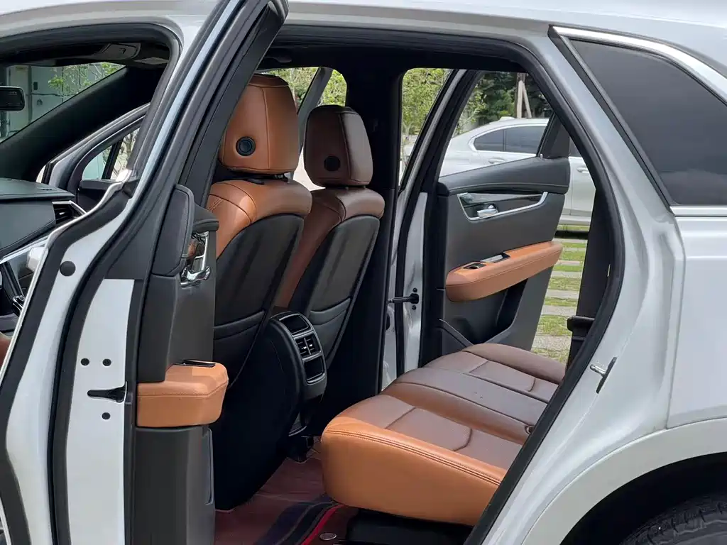 Cadillac XT5 — фото 10