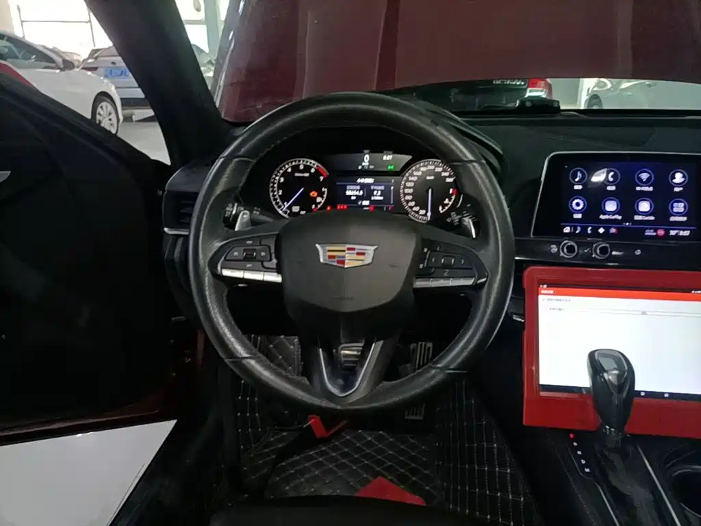 Cadillac CT4 — фото 11