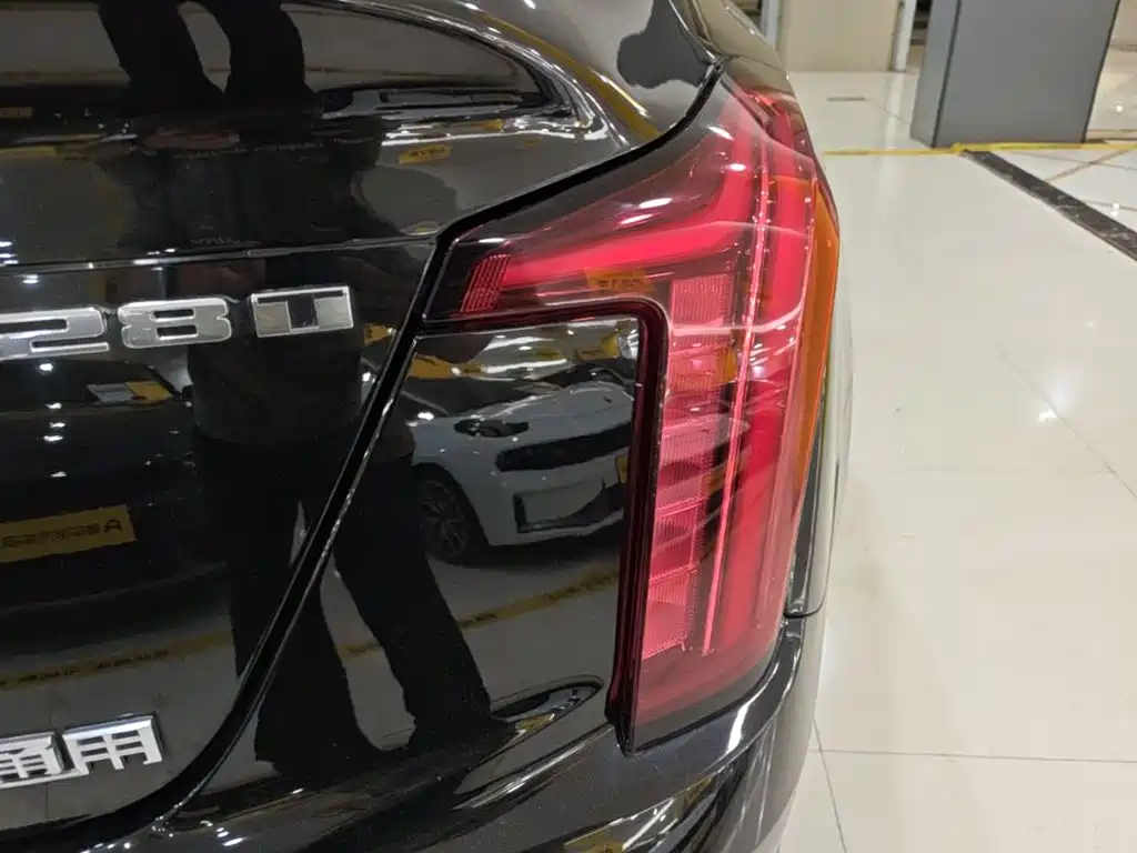 Cadillac CT5 — фото 24