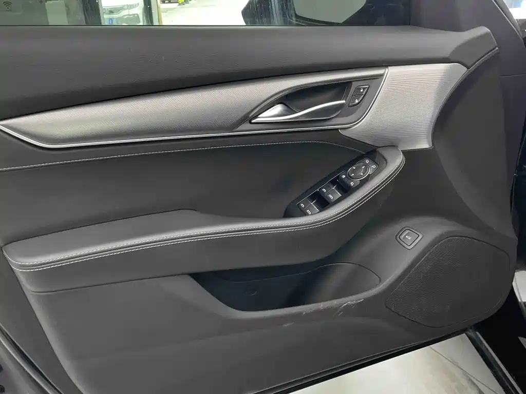 Cadillac CT5 — фото 18