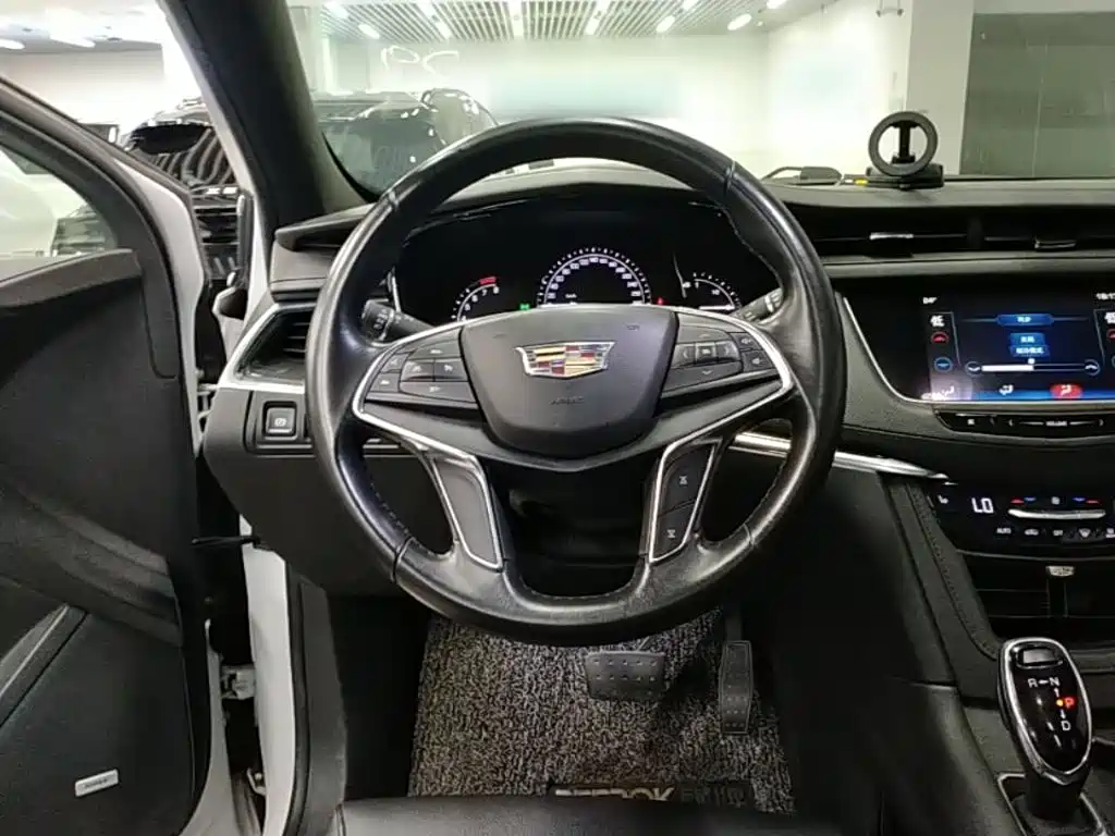 Cadillac XT5 — фото 11