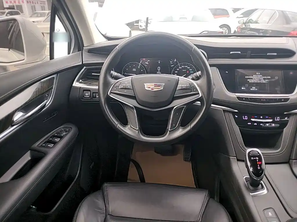 Cadillac XT5 — фото 11