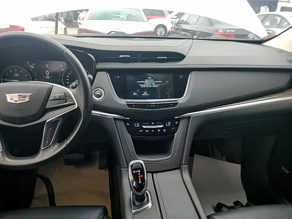 Cadillac XT5 — фото 13