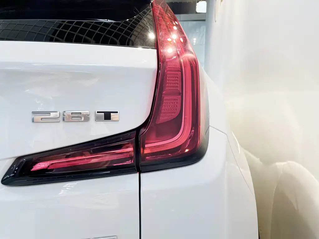 Cadillac XT4 — фото 8