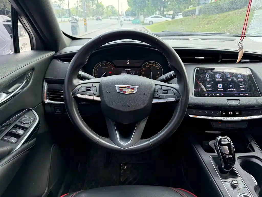 Cadillac XT4 — фото 14