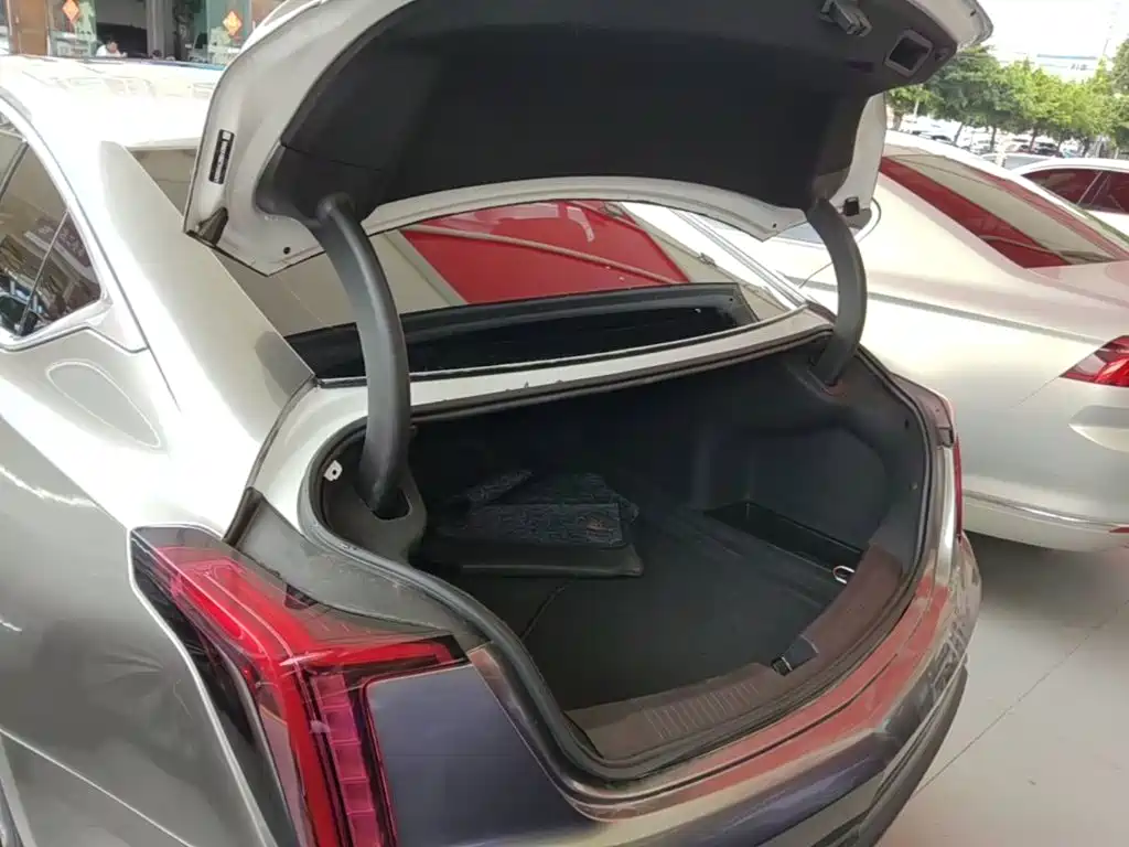 Cadillac CT5 — фото 19