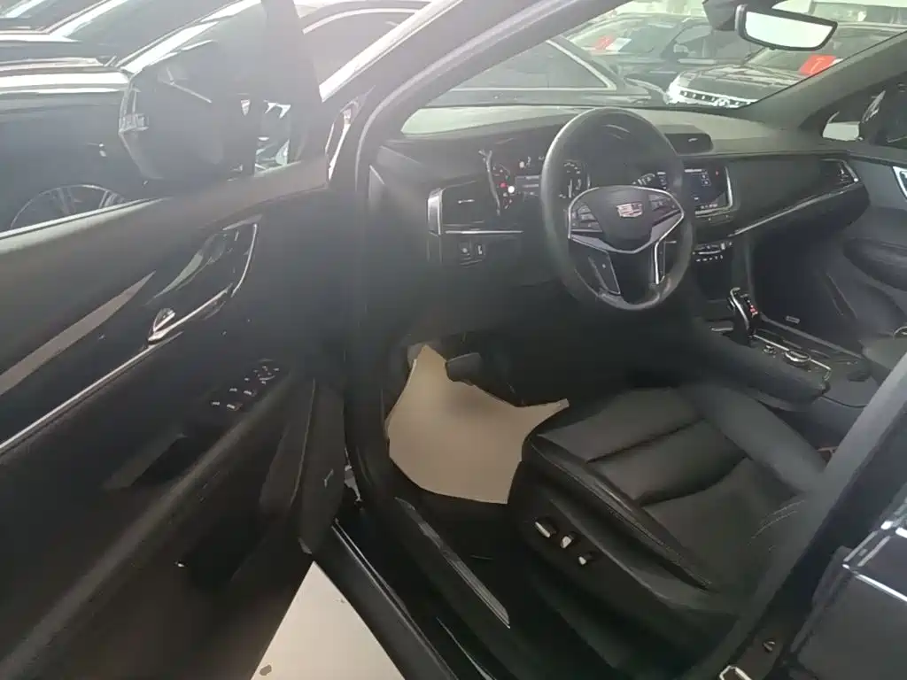 Cadillac XT5 — фото 16