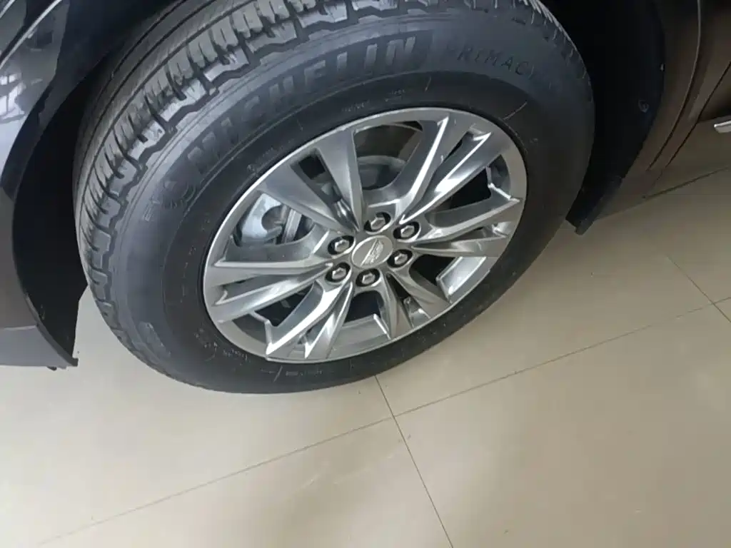 Cadillac XT5 — фото 23
