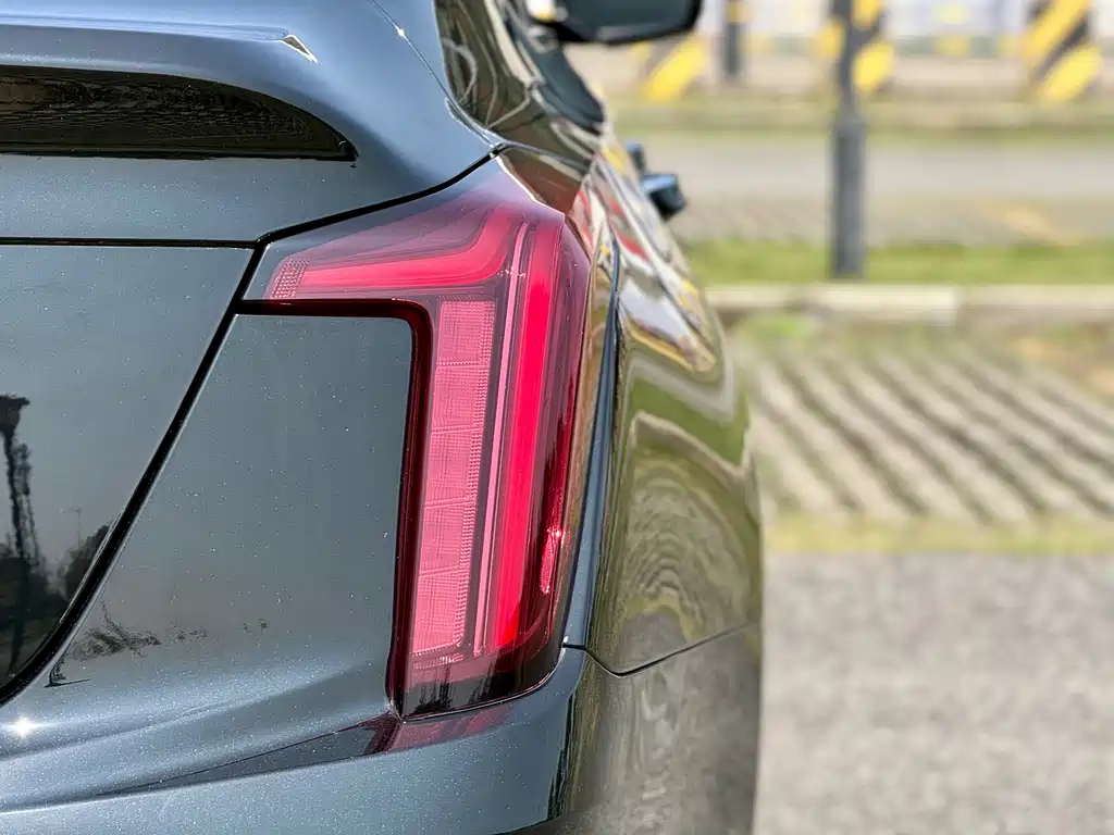 Cadillac CT5 — фото 19