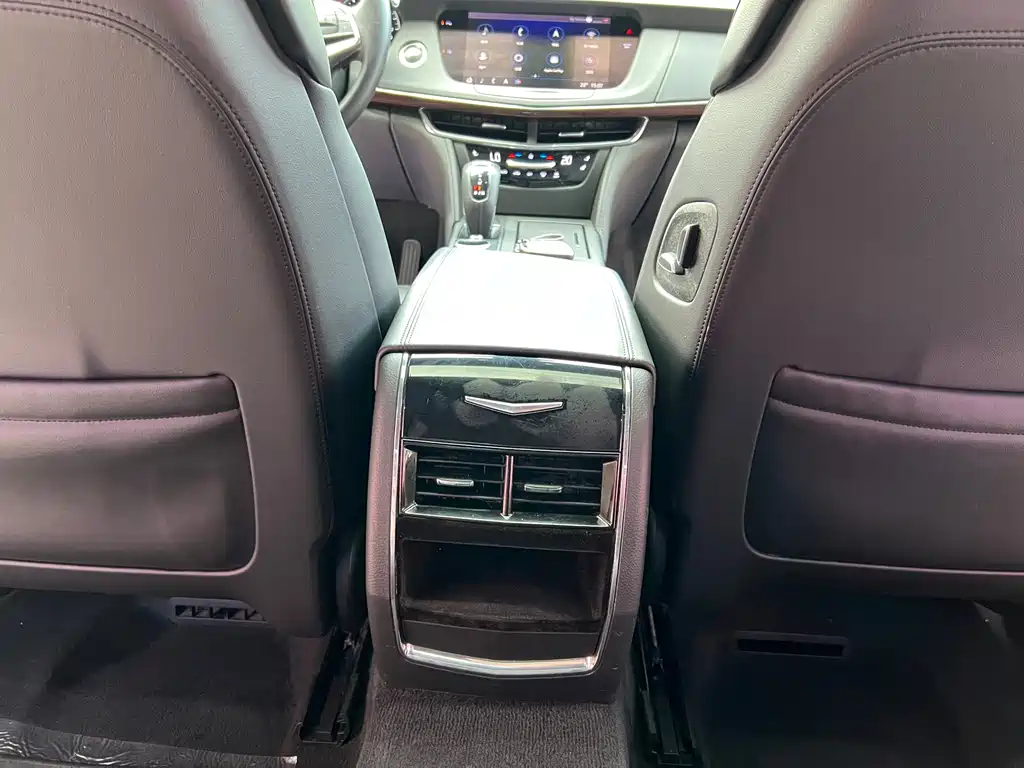 Cadillac CT6 — фото 14