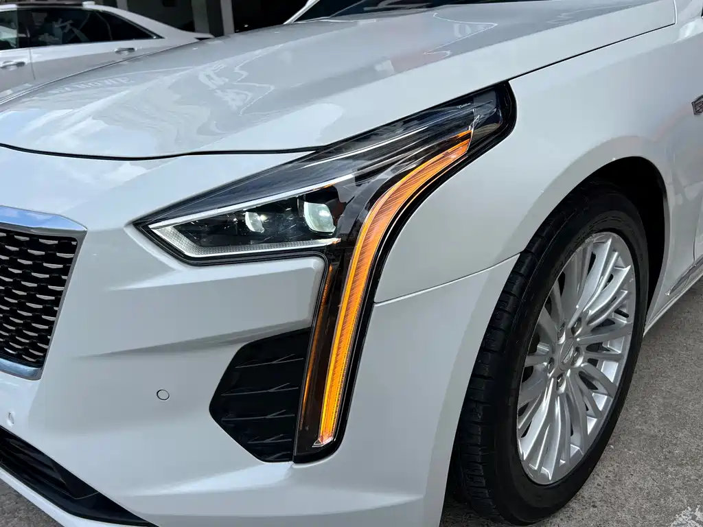 Cadillac CT6 — фото 19