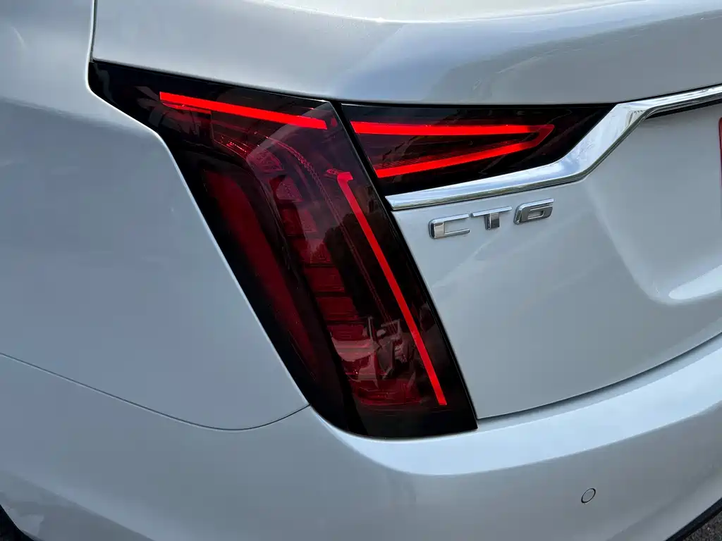 Cadillac CT6 — фото 25