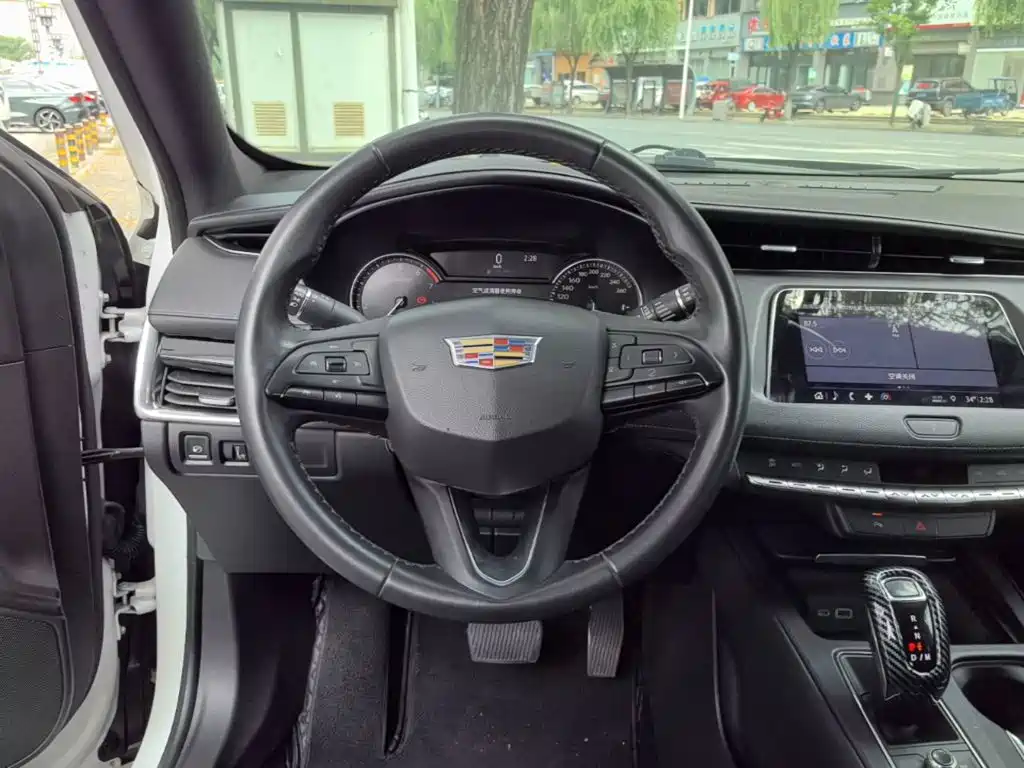Cadillac XT4 — фото 11