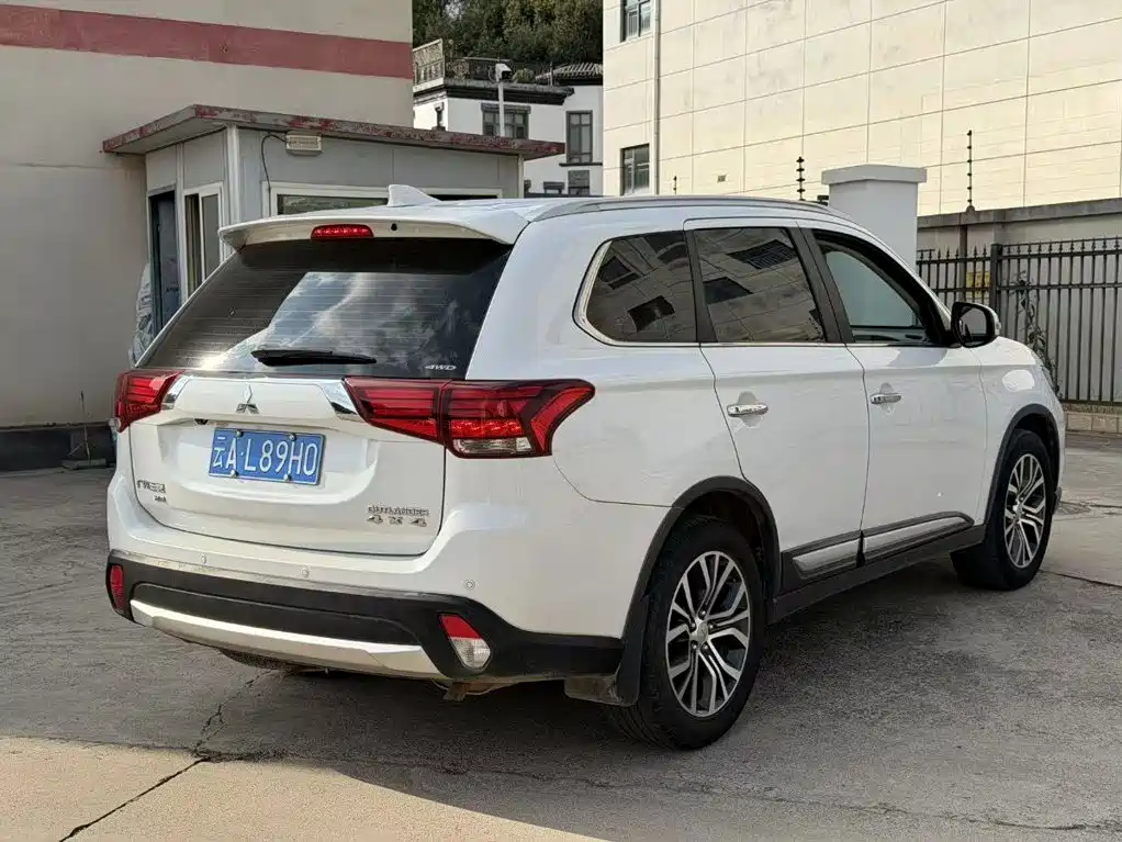 Mitsubishi Outlander — фото 7