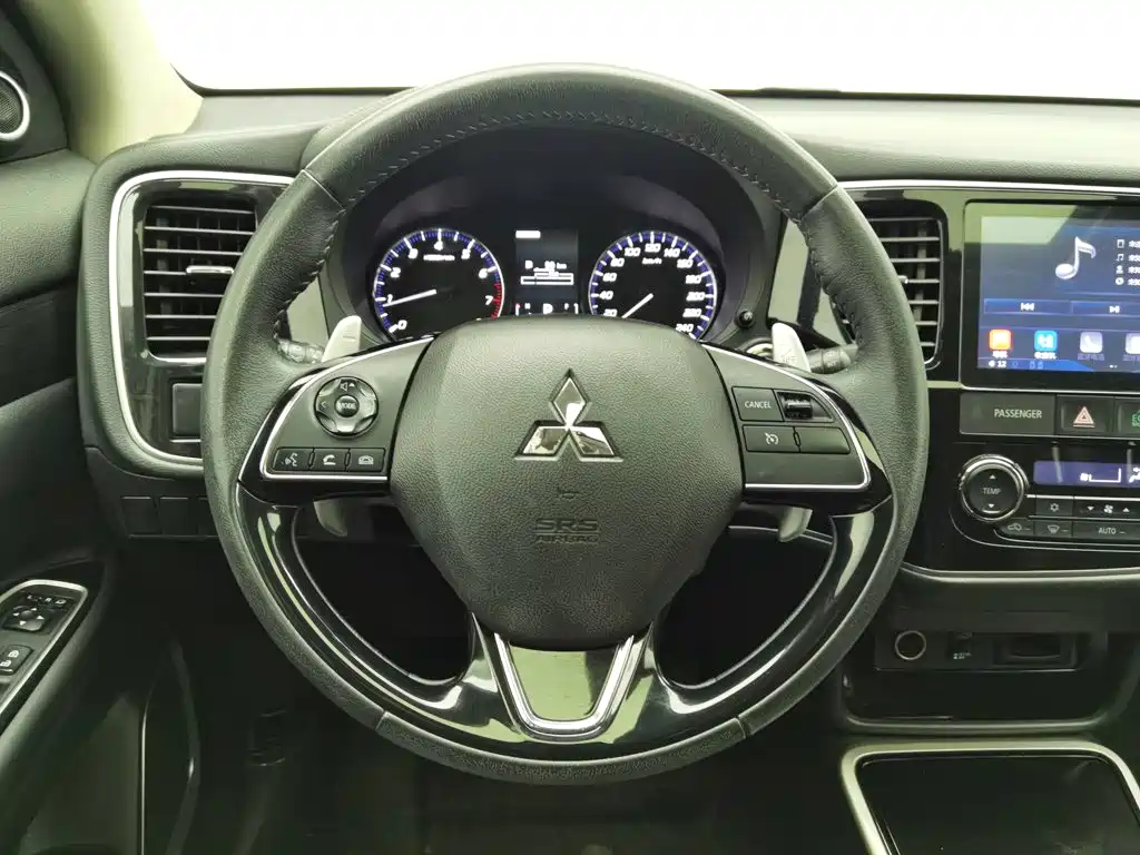 Mitsubishi Outlander — фото 11