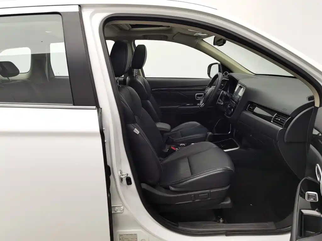 Mitsubishi Outlander — фото 23