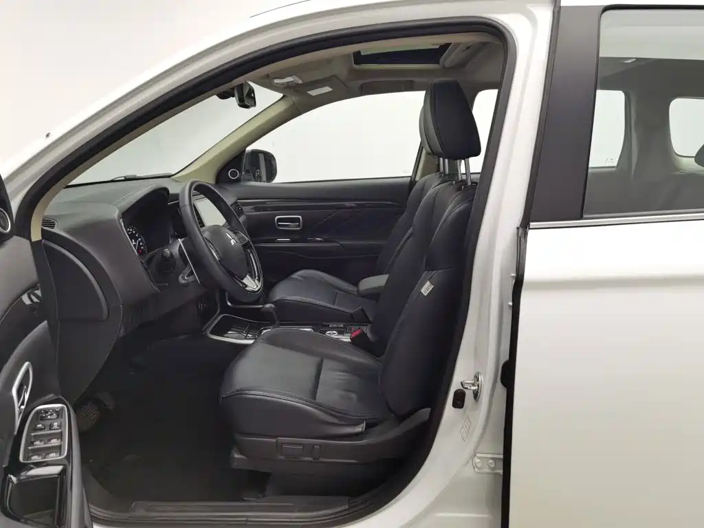 Mitsubishi Outlander — фото 10