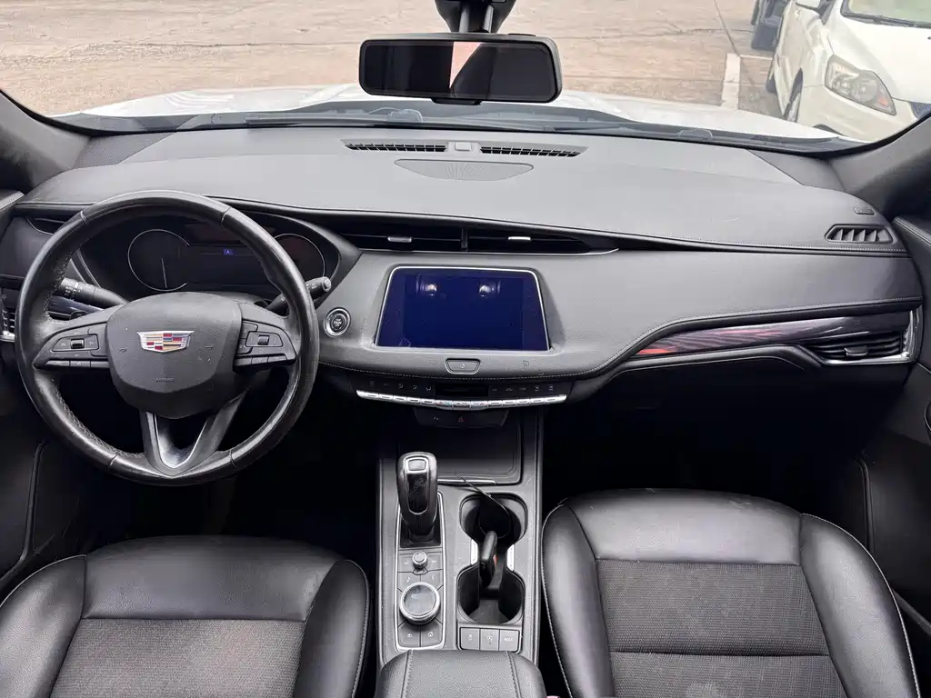 Cadillac XT4 — фото 8