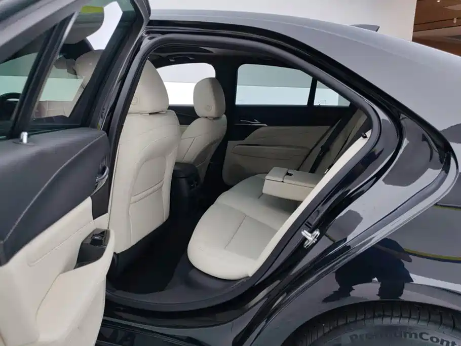 Cadillac CT4 — фото 11