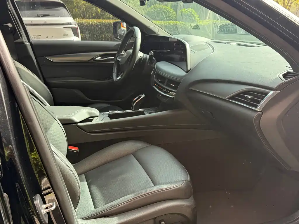 Cadillac CT5 — фото 9
